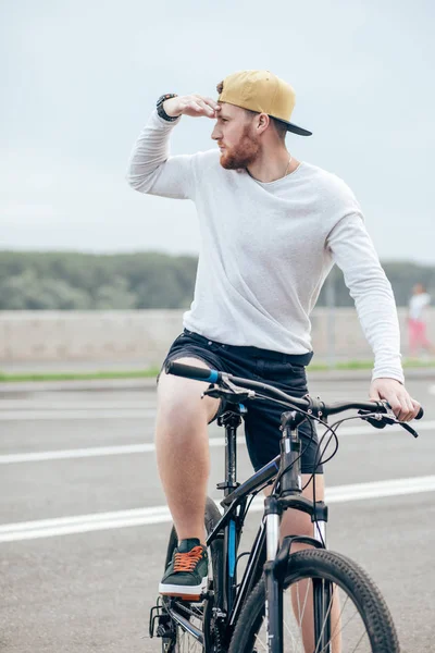 Бизнесмен ездит на велосипеде на работу на городской улице утром — стоковое фото
