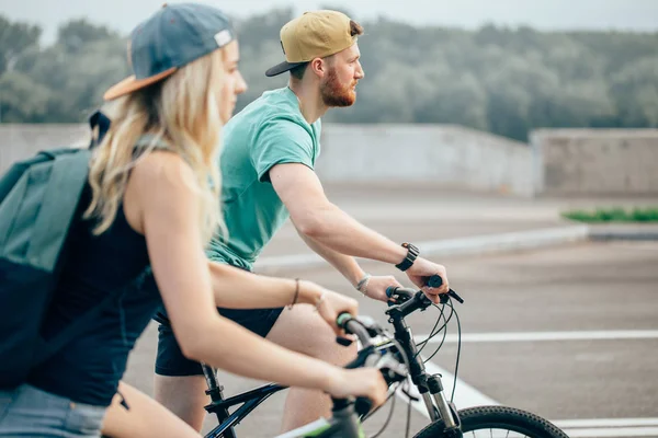 Vue latérale d'un couple avec vélos près de la route — Photo