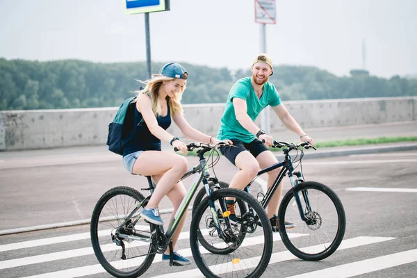 Vue latérale d'un homme et d'une femme d'âge moyen faisant du vélo — Photo