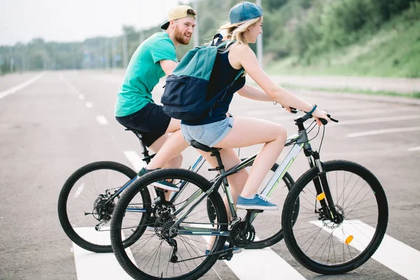 活跃夫妇骑着自行车在乡下骑在晴朗的一天 — 图库照片