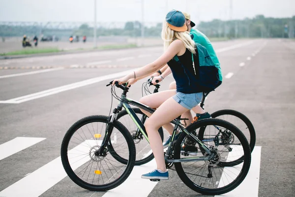 Вид сбоку на велосипедную дорогу мужчины и женщины средних лет — стоковое фото