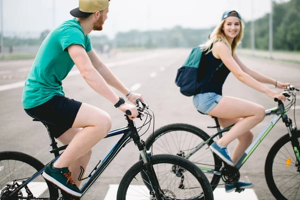Vista lateral de una pareja con bicicletas cerca de la carretera — Foto de Stock