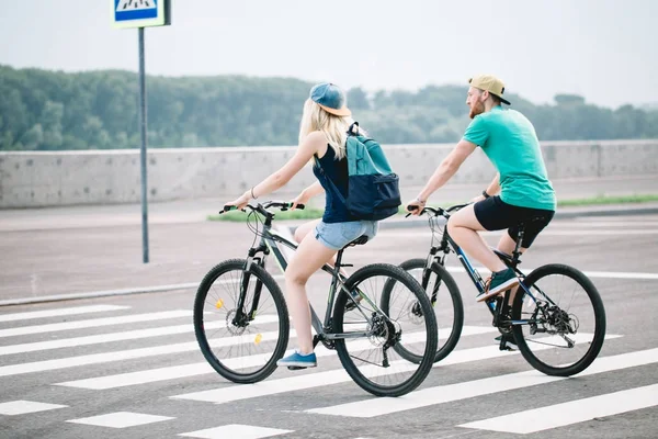 Casal de amantes românticos ciclismo pessoas, amor, natureza e estilo de vida conceito — Fotografia de Stock