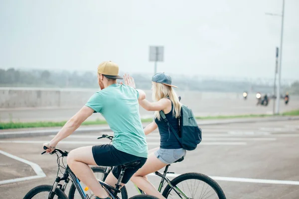 Casal de amantes românticos ciclismo pessoas, amor, natureza e estilo de vida conceito — Fotografia de Stock