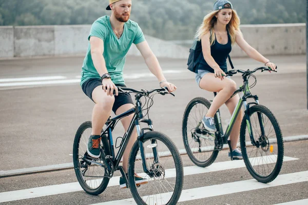 Feliz pareja de ciclistas con bicicleta de montaña en el campo — Foto de Stock