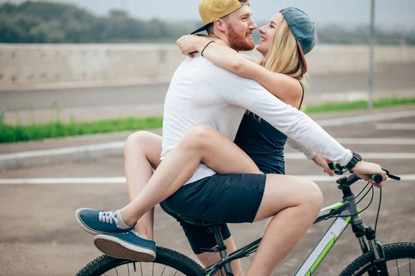 快乐的人给女友搭上他纵横自行车在海滩上 — 图库照片