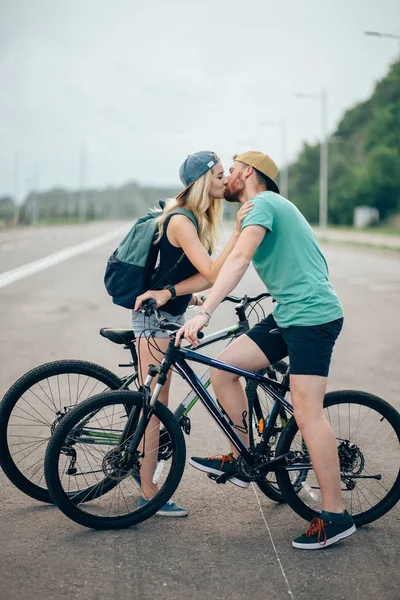 Piękna Młoda para w miłości z rowerów, Całowanie i przytulanie — Zdjęcie stockowe