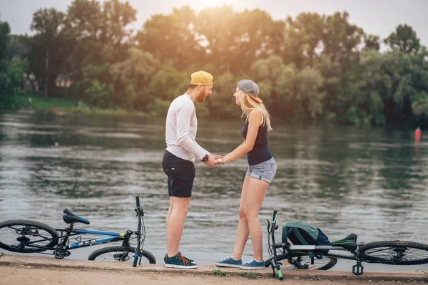 热恋中搁在浮桥与一辆自行车在湖上的情侣 — 图库照片
