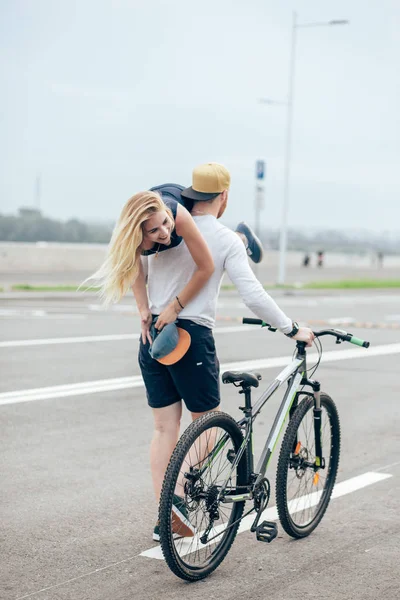 Couple souriant un jour d'été, gars gardant sa petite amie sur l'épaule — Photo