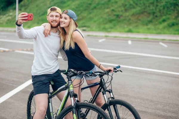 Joyeux couple en balade à vélo à la campagne — Photo