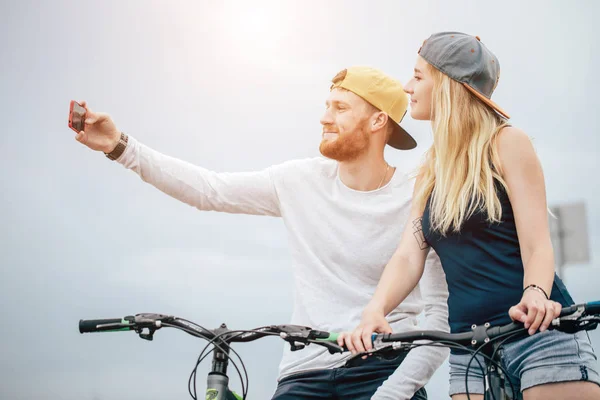 Ευτυχισμένο ζευγάρι με ποδήλατο λήψη selfie σε εξωτερικούς χώρους — Φωτογραφία Αρχείου