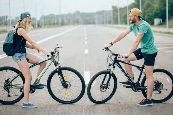 Jeune couple hipster tenant la main debout sur la route — Photo