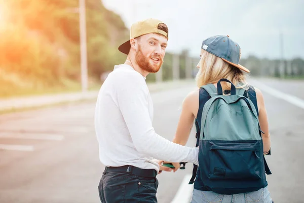 骑自行车的女孩，男人跑。男孩告诉女孩骑一辆自行车。早上草甸. — 图库照片