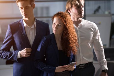 İş ekibi ile genç işadamı