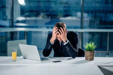 Stresli iş adamı iş yerinde sahip sorunları ve baş ağrısı