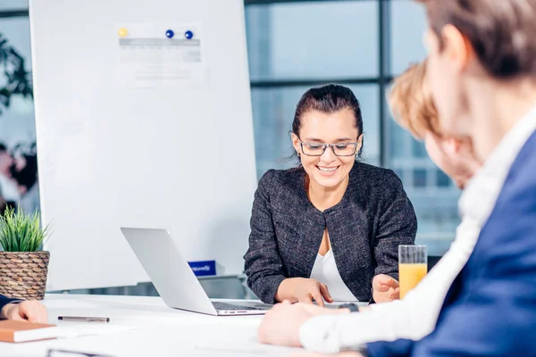 Negocio, tecnología y concepto de oficina - jefa sonriente hablando con el equipo — Foto de Stock