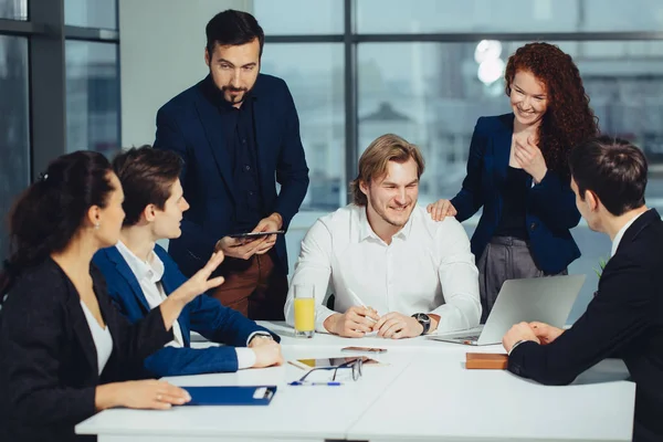 Jefe de coaching en el cargo. Entrenamiento en el trabajo. Concepto de empresa y educación — Foto de Stock