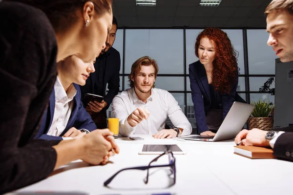 Equipe de negócios e gerente em uma reunião — Fotografia de Stock