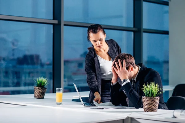 Homem preocupado que recebe notificação de colega no seu local de trabalho no escritório — Fotografia de Stock