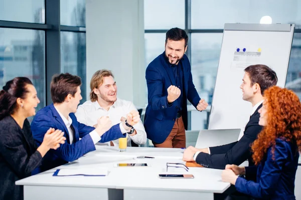 Sorridente chefe masculino falando com grupo de negócios — Fotografia de Stock