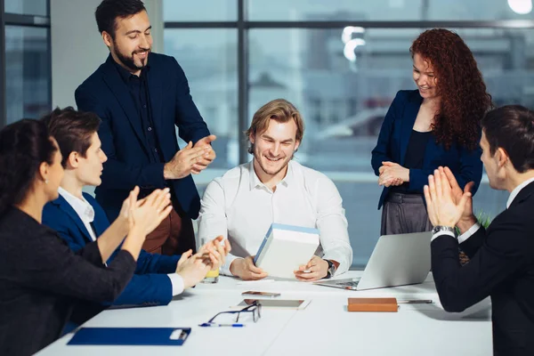 Colleagues celebrating bday party in office smiling giving presents to boss — Stock Photo, Image