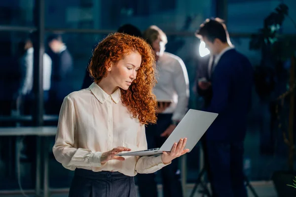 Geschäftsfrau arbeitet mit Laptop im Büro, Kopierraum — Stockfoto