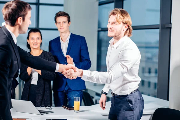 握手だ。ビジネスの握手とビジネスの人々の概念 — ストック写真