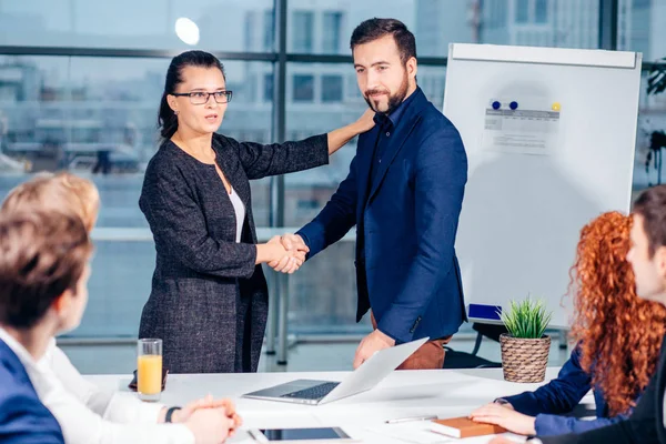 Podání ruky. Koncept business handshake a business people — Stock fotografie