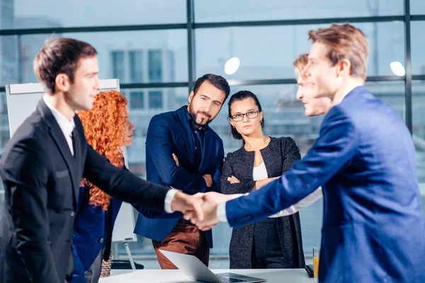 Podání ruky. Koncept business handshake a business people — Stock fotografie