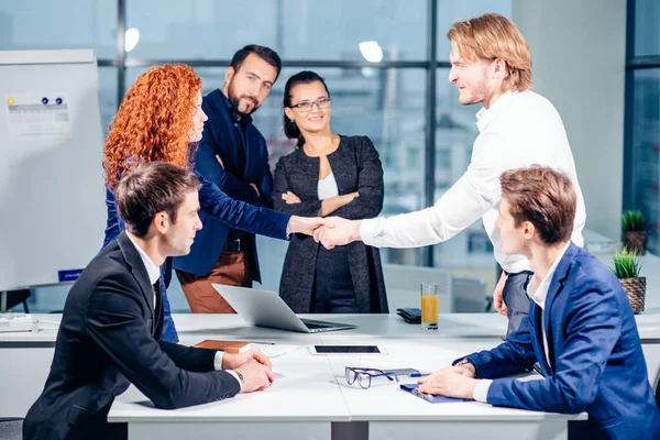 Un apretón de manos. Negocios apretón de manos y la gente de negocios concepto — Foto de Stock