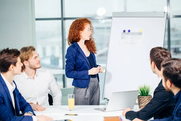 Zakenvrouw presentatie geven aan collega's op kantoor — Stockfoto