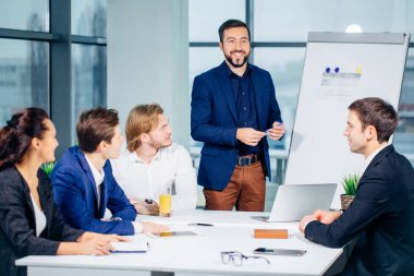 Grup iş adamları flipchart üzerinde grafik arıyorsunuz