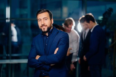 çapraz kolları arka planda çalışan ile olan ayakta küçük işletme sahibi