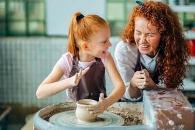 Anne ve kızı kalıp seramik kil ile