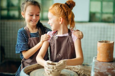 Seramik kurs - kızlar sculpts kil çömlek tekerlek üzerinden