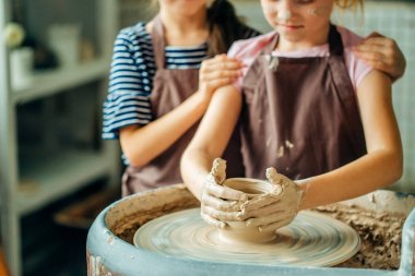 Seramik kurs - kızlar sculpts kil çömlek tekerlek üzerinden