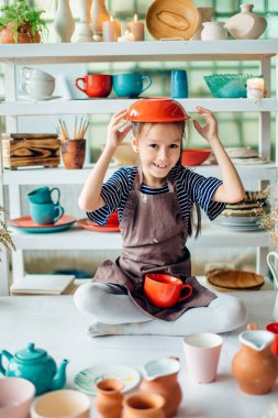 Kızlar Studio birçok seramik bardak yapılır