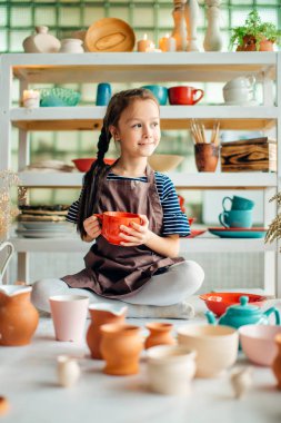 Kızlar Studio birçok seramik bardak yapılır