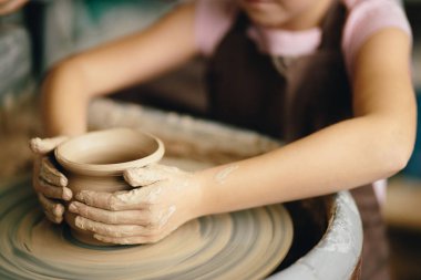 Bayan potter de atma tekerlek stüdyoda çalışıyor. Kil atölye