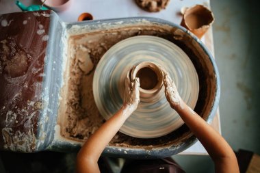 Bayan potter de atma tekerlek stüdyoda çalışıyor. Kil atölye