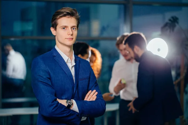 Hermoso hombre en el fondo de la gente de negocios — Foto de Stock