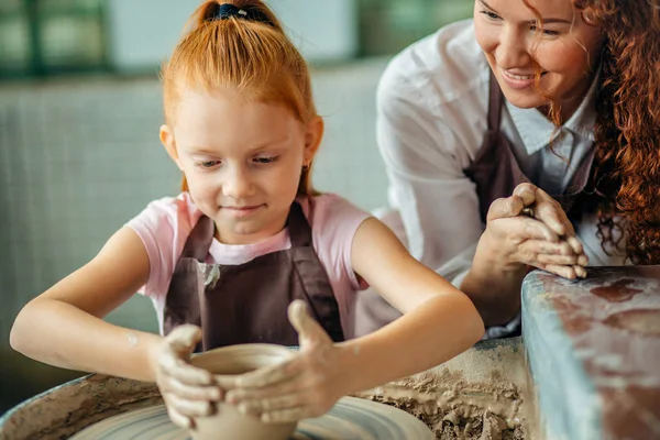 Stampo madre e figlia con argilla su ceramica — Foto Stock