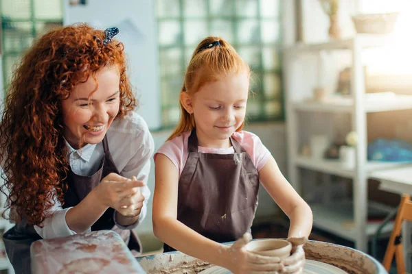 Anne ve kızı kalıp seramik kil ile