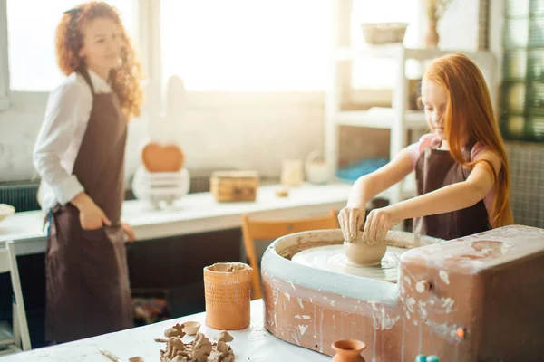 Enseignant et étudiant font lanceur de roue de poterie — Photo