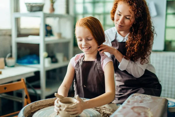 Profesor și student face ulcior de roată ceramică — Fotografie, imagine de stoc