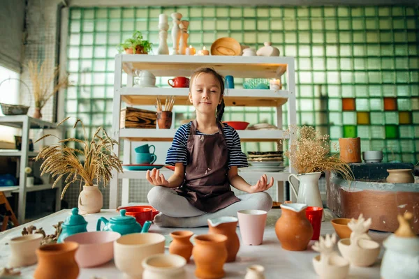 Meninas no estúdio são feitas de muitas xícaras de cerâmica — Fotografia de Stock