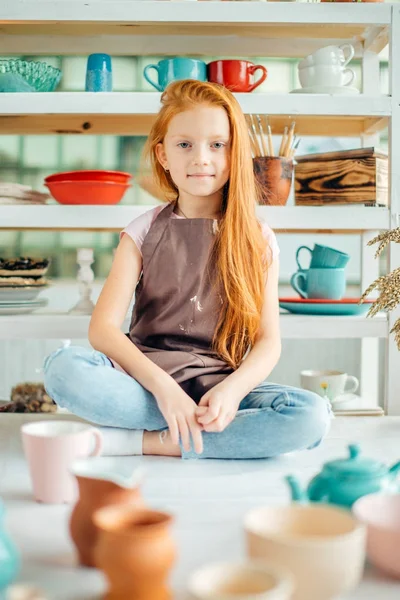 Las niñas en el estudio están hechas de tazas de cerámica —  Fotos de Stock