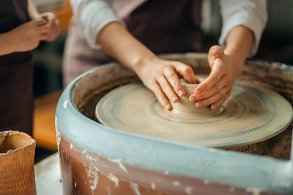 Mãos de oleiro jovem, fechar as mãos feitas copo na roda de cerâmica — Fotografia de Stock