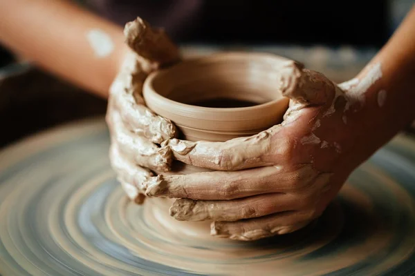 Female potter working at throwing wheel at studio. Clay workshop — Stock Photo, Image