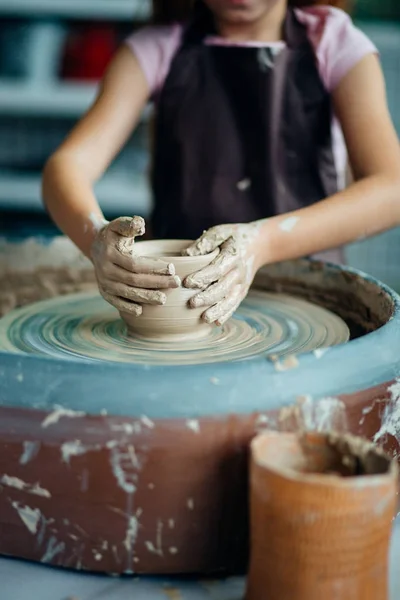 Female potter working at throwing wheel at studio. Clay workshop — Stock Photo, Image